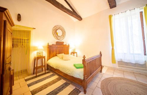 Saint-Julien-d'Arpaon Bed & Breakfast | Les Copains à Bord