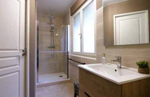 Manaurie House | Les Eaux Vives