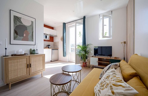 Chatellerault Apartment | Les Maisons Acajou/Charming T2 equipped with Spicy Art