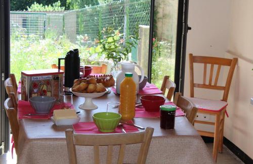 Chaptuzat House | "LES MONNATS" GITE 8 personnes à la campagne