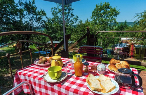 Villeneuve d'Aveyron Ski Chalet | LES ROULOTTES DE RITA, in the countryside, swimming pool, pets welcome