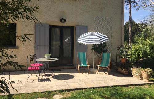 Aubignan Apartment | Les volets lavande