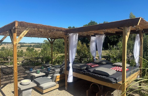 Montceaux-l'Etoile House | Les volets rouges, house in southern Burgundy overlooking the Arconce valley
