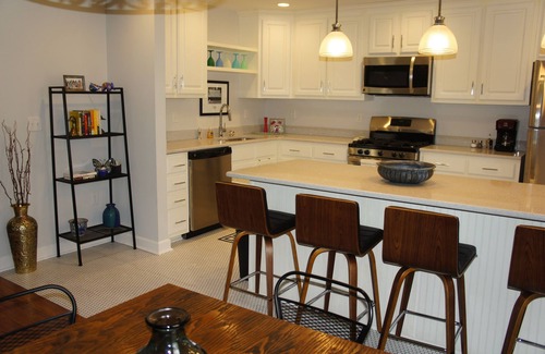Oxford House | Less than 1 mi from Oxford Square, 2 B/1B double vanity, sleeper sofa, sleeps 6