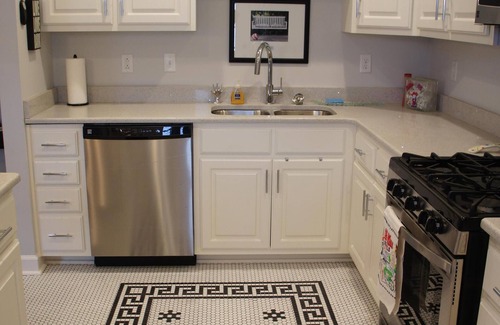 Oxford House | Less than 1 mi from Oxford Square, 2 B/1B double vanity, sleeper sofa, sleeps 6