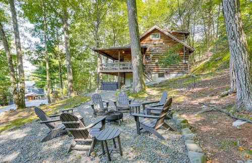 Greentown House | Less Than 1 Mi to Lake Cabin with Hot Tub in Greentown!