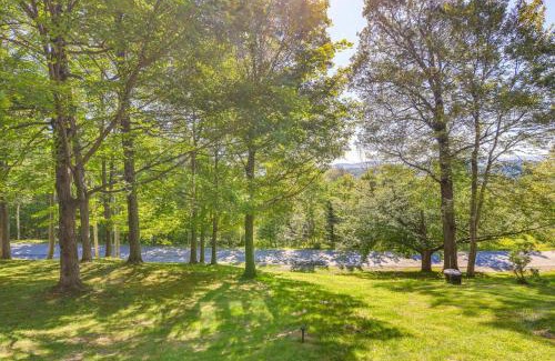 Warren Apartment | Less Than half Mi to Sugarbush Resort Condo with Deck!