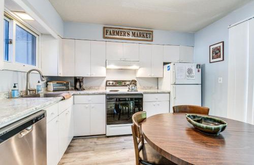 Warren Apartment | Less Than half Mi to Sugarbush Resort Condo with Deck!