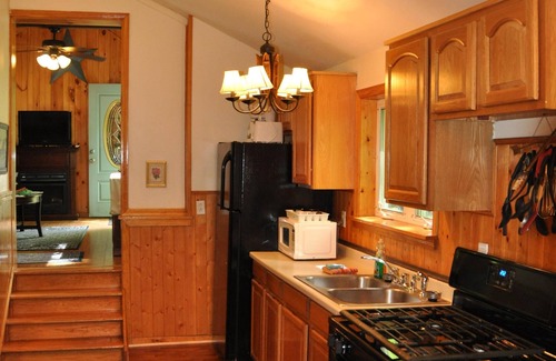 Altmar Cottage | Let's Get Cozy!NestledinWoodsonBellaVista campus, 2Mins.ToSalmon Rvr/FishAutmnLk