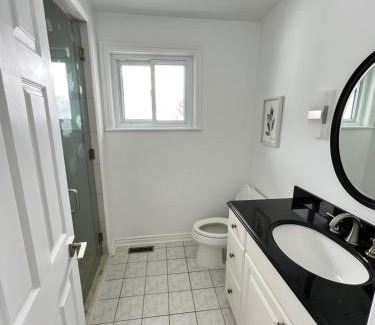 Barrie House | Letitia Heights !E Spacious and Quiet Private Bedroom with Private Bathroom