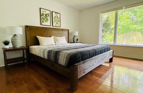 Barrie House | Letitia Heights !G Stylish and Spacious Private Bedroom with Shared Bathroom