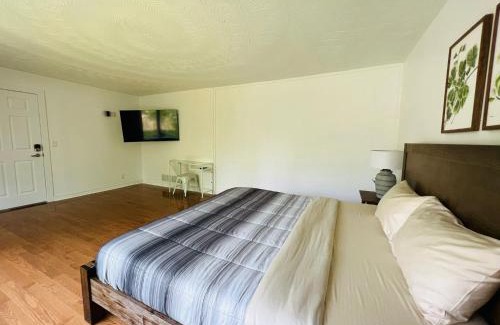 Barrie House | Letitia Heights !G Stylish and Spacious Private Bedroom with Shared Bathroom