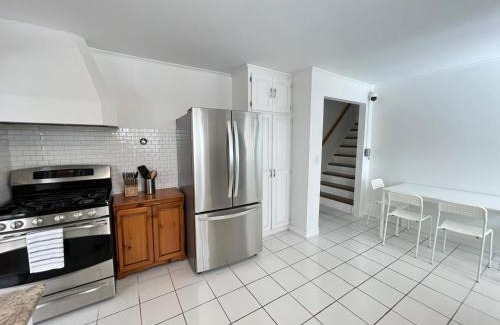 Barrie House | Letitia Heights !G Stylish and Spacious Private Bedroom with Shared Bathroom