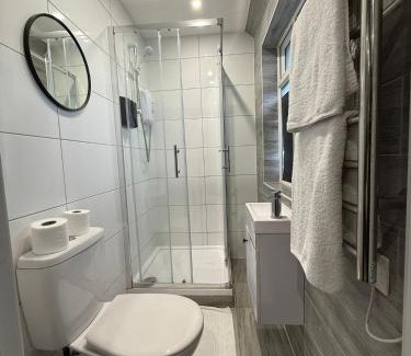 Pinkwell House | Letzi Ensuite, 15 Min to Heathrow, Fast WiFi