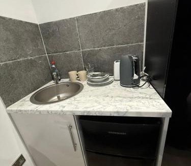 Pinkwell House | Letzi Ensuite, 15 Min to Heathrow, Fast WiFi