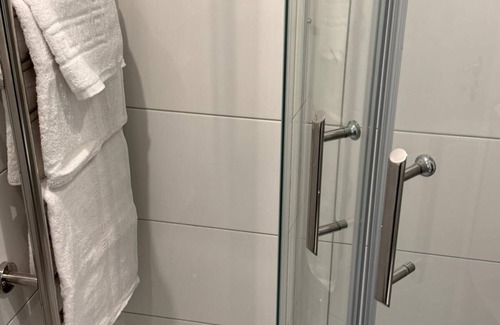 Pinkwell Apartment | Letzi private en-suite, Near Heathrow Airport T3