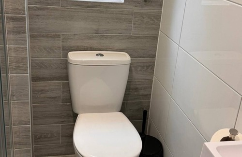 Pinkwell Apartment | Letzi private en-suite, Near Heathrow Airport T3