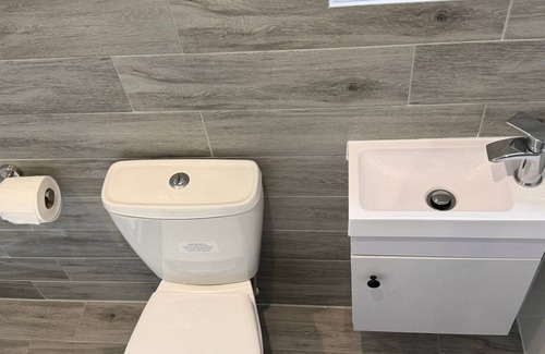 Pinkwell Apartment | Letzi private en-suite, Near Heathrow Airport T3