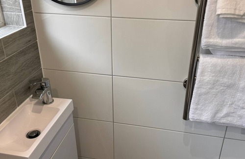 Pinkwell Apartment | Letzi private en-suite, Near Heathrow Airport T3