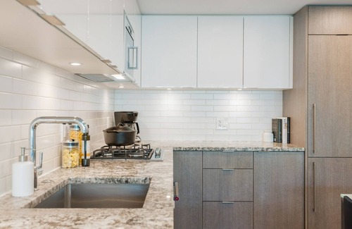 South Lake Union House | Level Seattle - Well Appointed Deluxe One Bedroom Suite + Office. Full Epicurian Kitchen and in suite laundry.