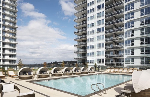 South Lake Union House | Level Seattle - Well Appointed Deluxe One Bedroom Suite + Office. Full Epicurian Kitchen and in suite laundry.