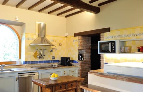 Lidarno Villa | Levigne Villa- Luxurious Hilltop Estate with Pool and Tennis Court