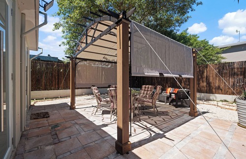 Levittown Apartment | Levittown Onyx: A Jazzy 2-Bedroom Apartment in Toa Baja with WiFi, AC
