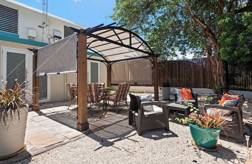 Levittown Apartment | Levittown Onyx: A Jazzy 2-Bedroom Apartment in Toa Baja with WiFi, AC
