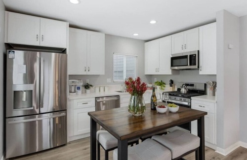 Grant Hill Villa | Leyla| Heated Pool/Spa|Downtown|Freeways|Beaches