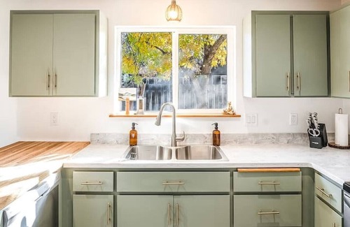 Orchard District House | Lg Fenced Yard I KING I Family Friendly I Midtown