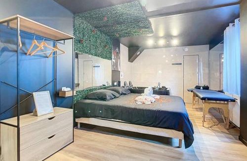 Chalette-sur-Loing Apartment | Lh room- balnéo-suite romantique