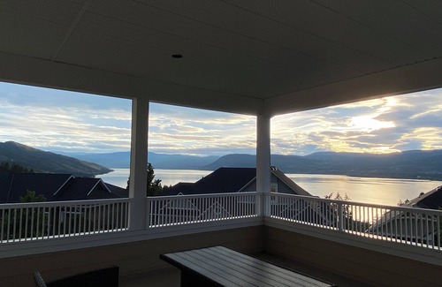 Southwest Mission House | Licensed Lakeview 2 bedroom relaxing in Beautiful Kelowna
