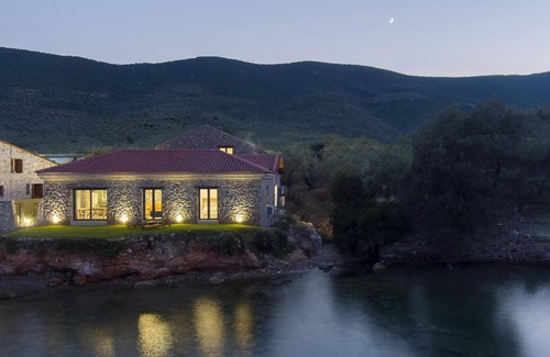 Sourpi Apartment | Lichnos Luxury Suite