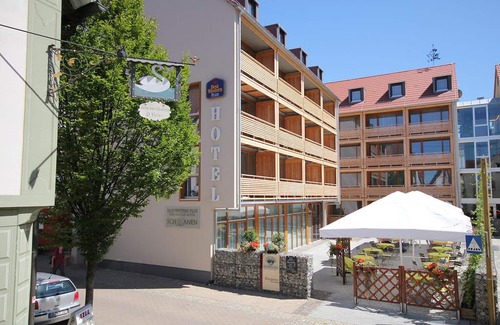 Ehingen Apartment | Lichtdurchflutetes Wehrgangzimmer mit Loggia, Klimaanlage, LCD-TV, Sky-free-to-Guest, kostenfreiem WLAN und Safe