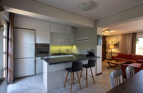 Anavyssos Villa | Lida Garden Vila, featuring a garden with a swimming pool and BBQ facilities.