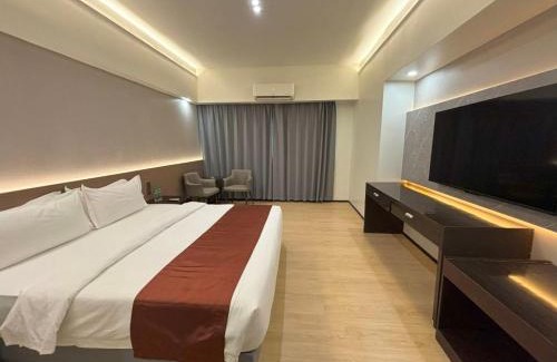 Santa Cruz Hotel | Lido De Paris Hotel