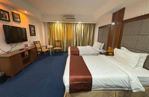 Santa Cruz Hotel | Lido De Paris Hotel