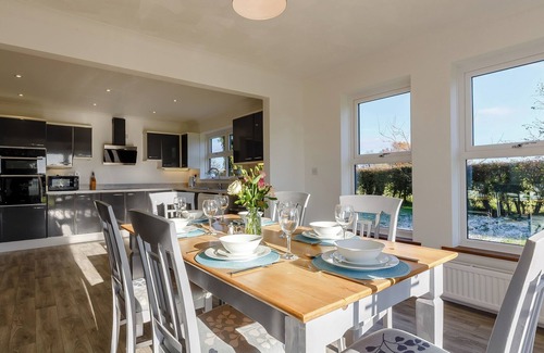 Gissing Cottage | Lie back and count the stars whilst lazing in the hot tub.