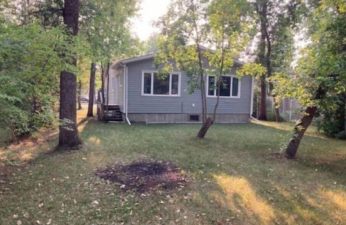 Dunnottar House | LIFE AT THE BEACH! - Matlock Manitoba