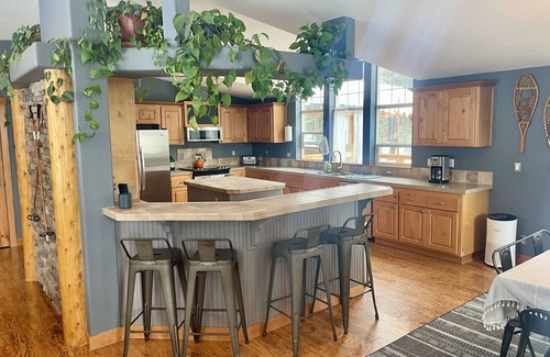 La Grande Cabin | Life in the Woods - Minutes to town! Mt. Emily Retreat at the MERA Trailhead!