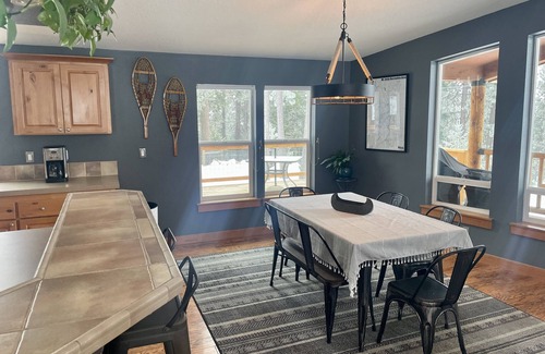 La Grande Cabin | Life in the Woods - Minutes to town! Mt. Emily Retreat at the MERA Trailhead!