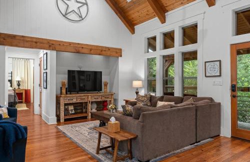 Gruene House | Life is Gruene-Riverfront Luxury-1Mi To GrueneHall