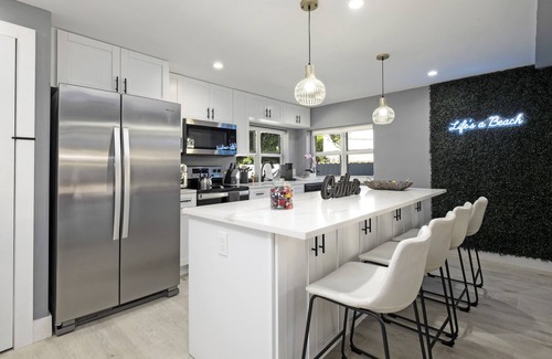 Tarpon River House | Life's a Beach! 3BR - 6 bds - 2 bths + Jacuzzi!