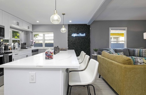 Tarpon River House | Life's a Beach! 3BR - 6 bds - 2 bths + Jacuzzi!