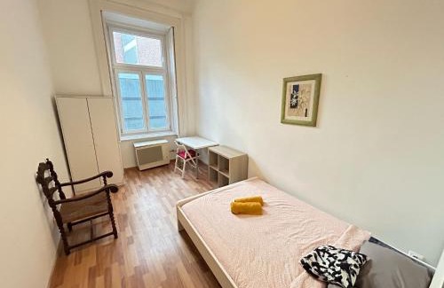 Belso-Ferencvaros Hostel | Ligeti Ruin Hostel