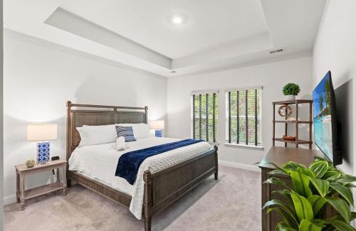 Red Hill House | Light and Bright 3BR with Backyard on Golf Course