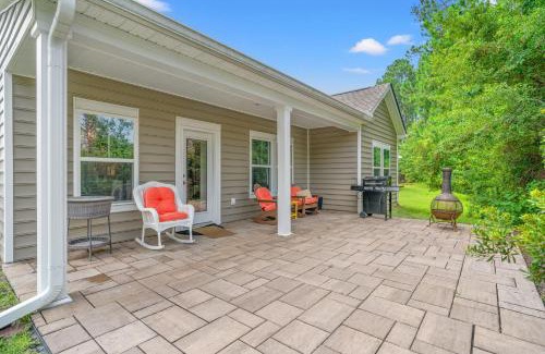 Red Hill House | Light and Bright 3BR with Backyard on Golf Course