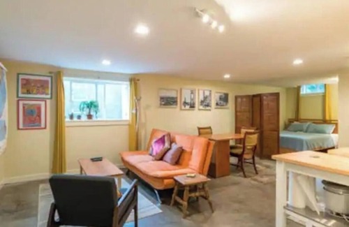 University Park Apartment | Light & Bright N. Portland Studio!