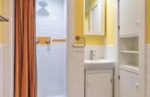 University Park Apartment | Light & Bright N. Portland Studio!