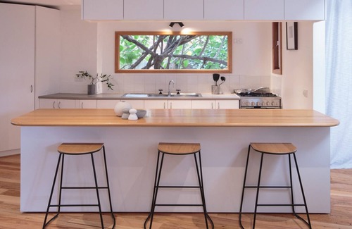 Port Melbourne Apartment | Light-Filled Photography Studio in Garden Setting